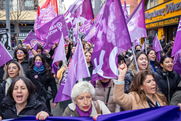 Mulheres em protesto pelos direitos da mulher.