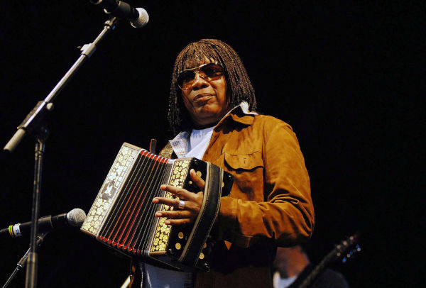 Fotografia de Milton Nascimento, com sanfona, em uma performance musical.