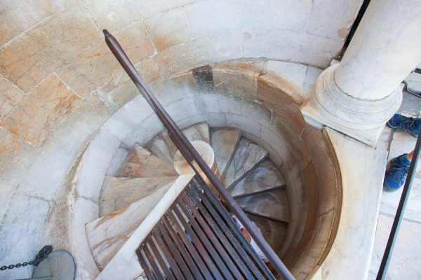 Interior da Torre de Pisa.
