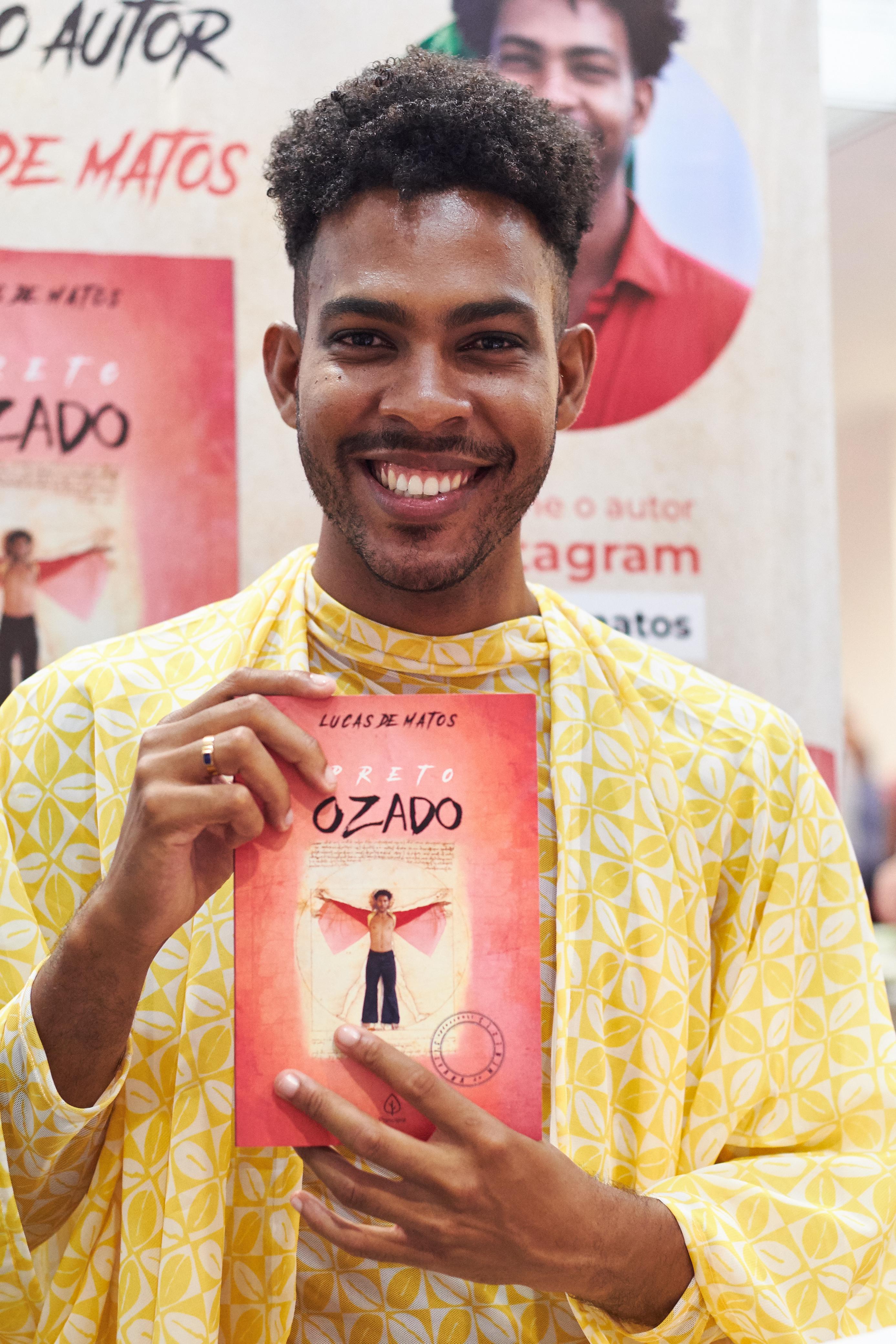 Lucas de Matos de amarelo segura livro Preto Ozado