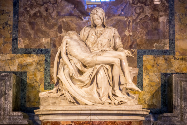 A Pietá, de Michelangelo, uma das esculturas mais famosas que retratam Maria.