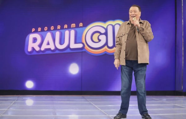 Raul Gil em palco durante apresentação de seu programa de TV, o “Programa Raul Gil”.