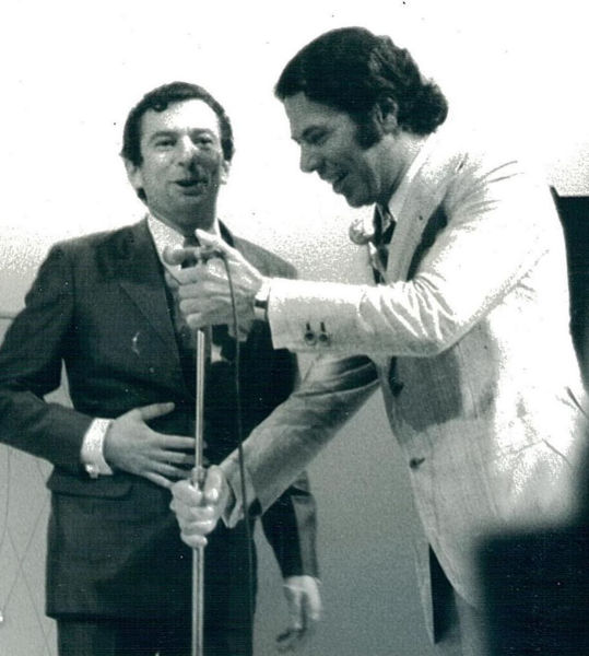 Foto em preto e branco de Raul Gil e de Silvio Santos na década de 1960.