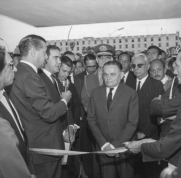 Castello Branco do lado externo do Palácio da Alvorada durante inauguração do Hospital Distrital em Brasília, 1966.