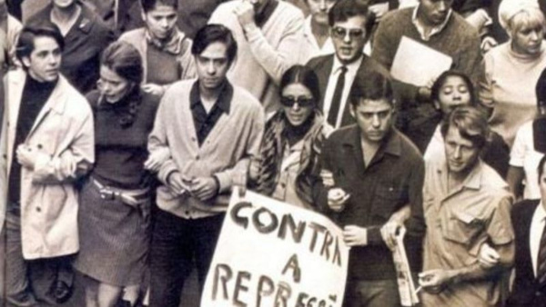 Chico Buarque durante a Passeata dos Cem Mil, em 1968.