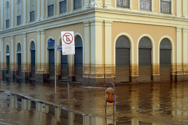 Marcas de água em parede de prédio histórico de Porto Alegre durante a enchente de 2024.