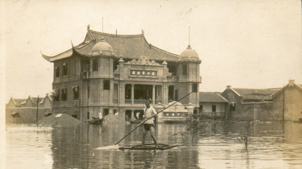 Imagem da prefeitura de Hankou (atual Wuhan) durante a inundação de 1931, o maior desastre natural já registrado.