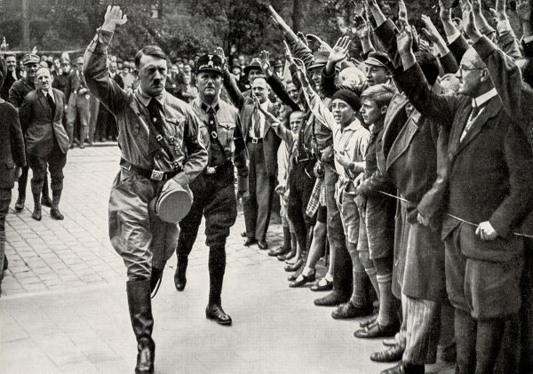 Adolf Hitler, o grande líder do nazismo, sendo saudado por nazistas.
