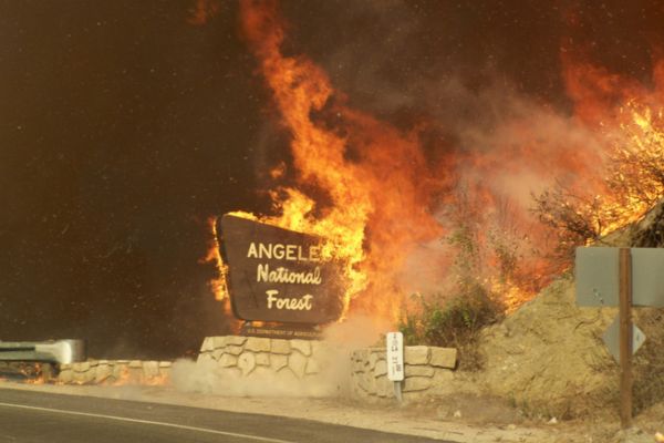 Foto de um incêndio em Los Angeles.