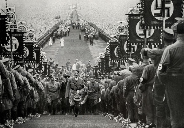 Adolf Hitler, o líder do nazismo, acompanhado de diversos oficiais nazistas.