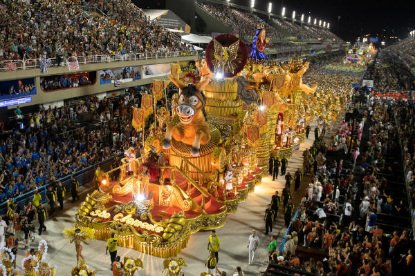 Desfile de uma escola de samba, parte importante da história do Carnaval no Brasil.