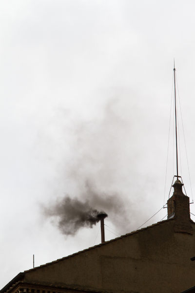 Fumaça preta no Vaticano indicando que o conclave ainda não foi finalizado e que ainda não foi escolhido o Papa.