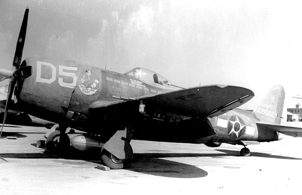 P-47, avião usado pela Força Aérea Brasileira na Segunda Guerra Mundial, gravado com o lema “Senta a puá!”.