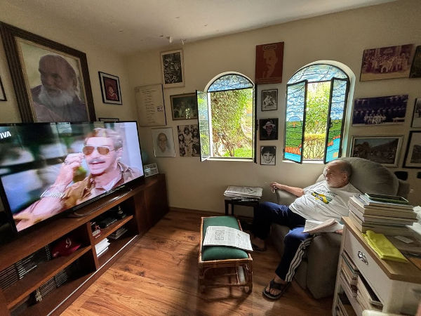 Lima Duarte assistindo em seu sítio “Roque Santeiro”, novela da qual participou.