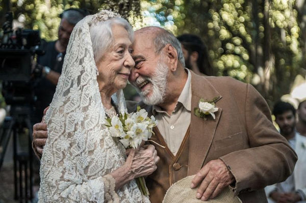 Foto de Lima Duarte com Fernanda Montenegro em cena de casamento da novela “O Outro Lado do Paraíso”.