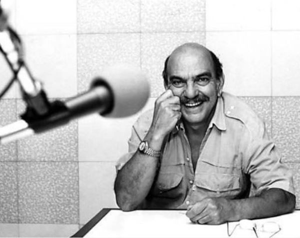 Foto preto e branco de Lima Duarte em rádio.