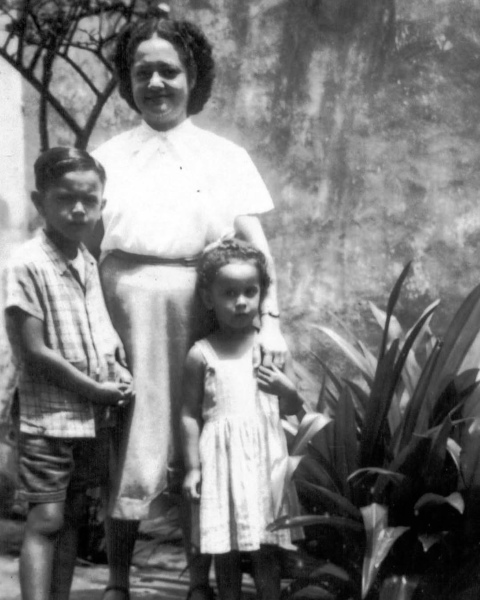 Foto em preto e branco de Maria Bethânia criança com Caetano Veloso e Dona Canô.