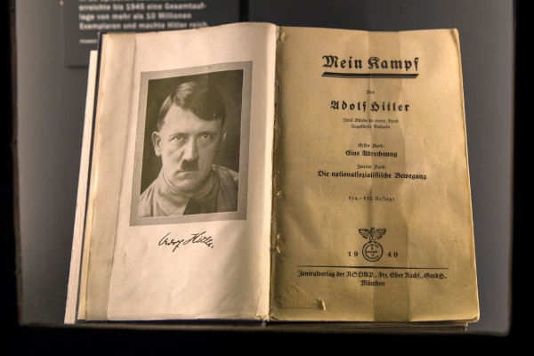 Livro “Minha Luta” (em alemão, “Mein Kampf”), escrito por Hitler, resume a ideologia do nazismo.