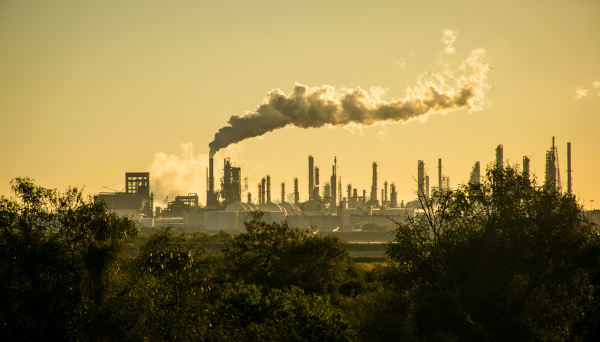 Indústrias lançando gases do efeito estufa na atmosfera, uma das questões que o Acordo de Paris busca resolver.