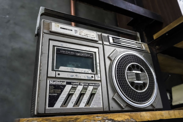 Rádio representando a ideia de uma das contribuições da lei de Faraday.