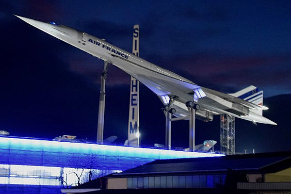 Concorde, primeiro avião comercial que quebrou a barreira do som. 