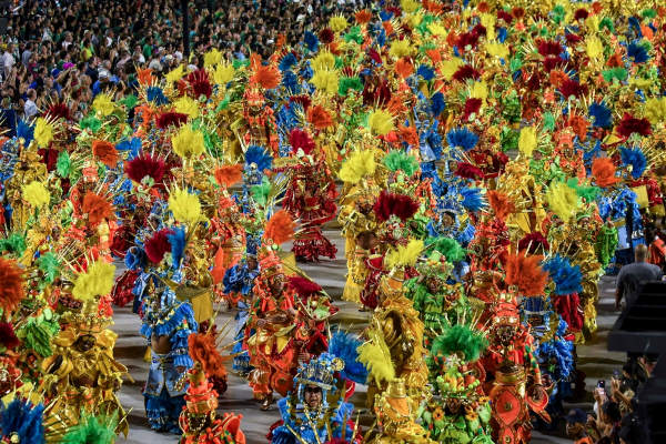 Desfile de escola de samba, parte importante da história do Carnaval no Brasil.