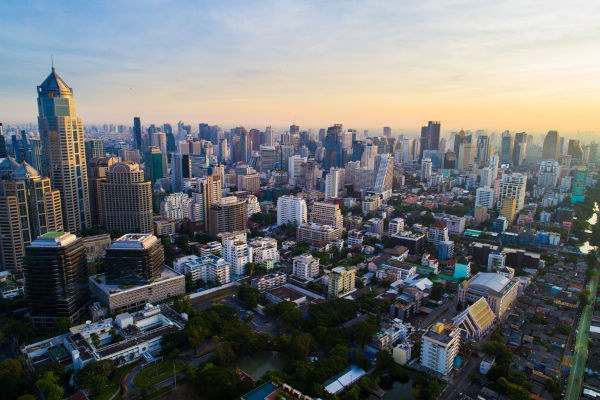 Vista aérea de uma cidade, evidenciando o espaço urbano.