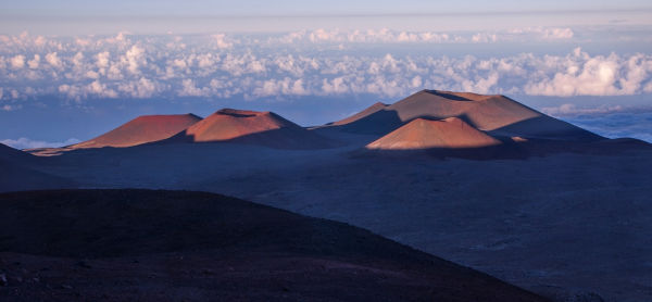 Mauna Kea, montanha que tem a maior altura do mundo, com mais de 10 mil metros entre a base, no fundo do oceano, e o topo.