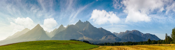 Imagem panorâmica de um conjunto de montanhas.