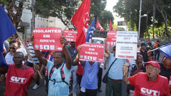 Grevistas protestando em Salvador, um exemplo do uso do poder político.