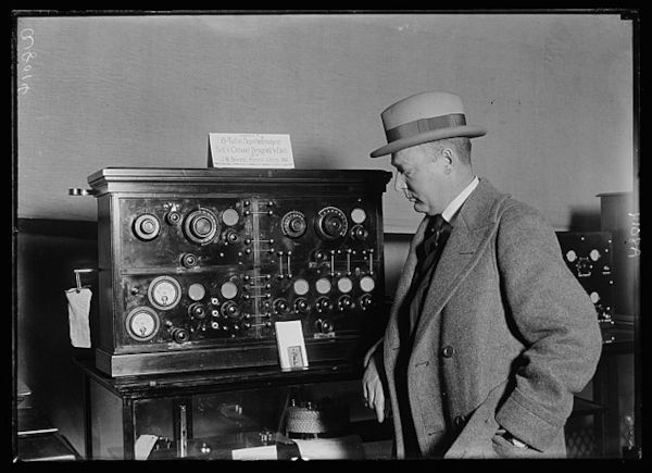 Rádio antigo em exposição no Radio Show em Washington, parte importante da história do áudio.