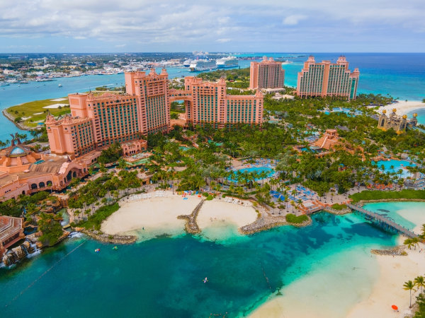 Vista doThe Royal Cove Reef Tower at Atlantis Hotel em uma praia nas Bahamas.