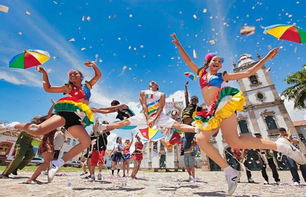Dançarinas de frevo em apresentação pública.