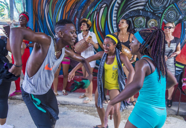 Pessoas dançando salsa em centro público de Havana, capital da Cuba.