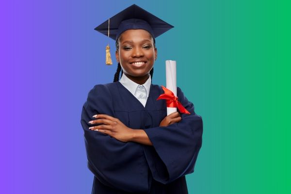 Jovem com diploma em referência a como terminar os estudos pelo Encceja 2025.