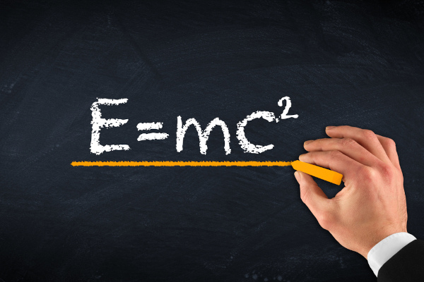Famosa equação de Einstein (E = mc²) que surgiu com a teoria da relatividade restrita.