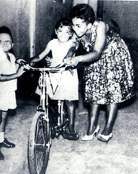 Elza Soares com dois dos seus oito filhos.
