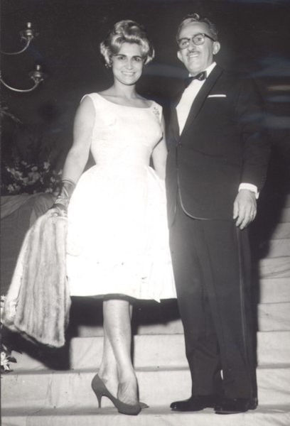 Hebe Camargo ao lado de Chacrinha na década de 1950.