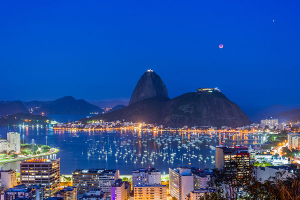 Vista da lua de sangue na Baía de Guanabara (Rio de Janeiro) em 2018.