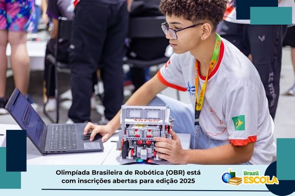 Estudante em prova prática de resgate da Olimpíada Brasileira de Robótica.
