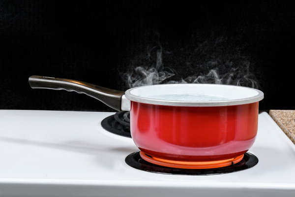 Panela sendo aquecida, uma alusão a uma situação na qual temos calor sensível e calor latente.
