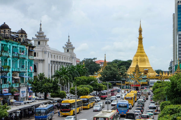 Paisagem urbana em Yangon, ou Rangum, a cidade mais populosa de Mianmar.