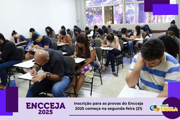 Estudantes em sala de aula fazendo prova