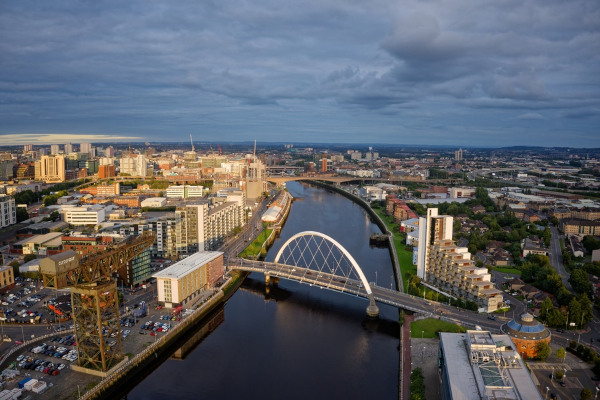Vista aérea de uma ponte na paisagem urbana de Glasgow, na Escócia