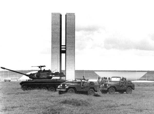Na foto, tanques em Brasília durante o golpe da Ditadura Militar, um efeito da Guerra Fria.
