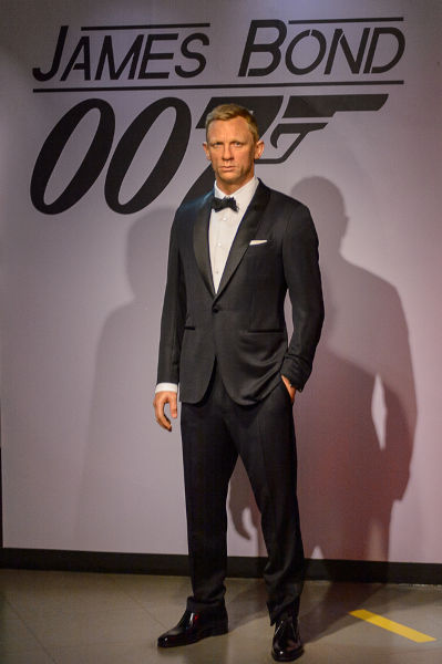Boneco de cera do ator Daniel Craig como James Bond, personagem inspirado na espionagem da Guerra Fria.