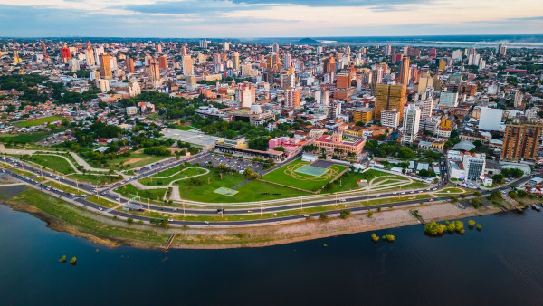 Vista panorâmica de Assunção, capital do Paraguai e a cidade mais populosa do país.