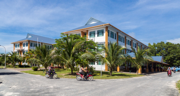 Imagem do Parlamento de Tuvalu, localizado na sua ilha mais populosa: Funafuti.