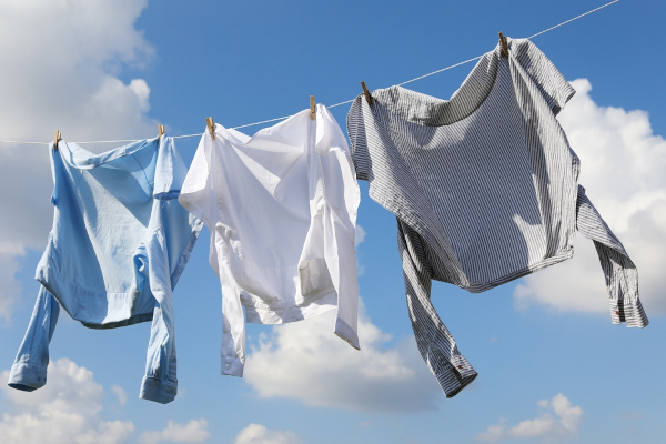 Roupas secando em um varal, um exemplo de transformação da matéria.