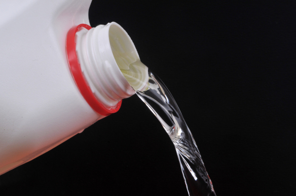 Hipoclorito de sódio (NaClO), mais conhecido como água sanitária, sendo despejado de um grande recipiente. Hipoclorito de sódio (NaClO), mais conhecido como água sanitária, sendo despejado de um grande recipiente.
